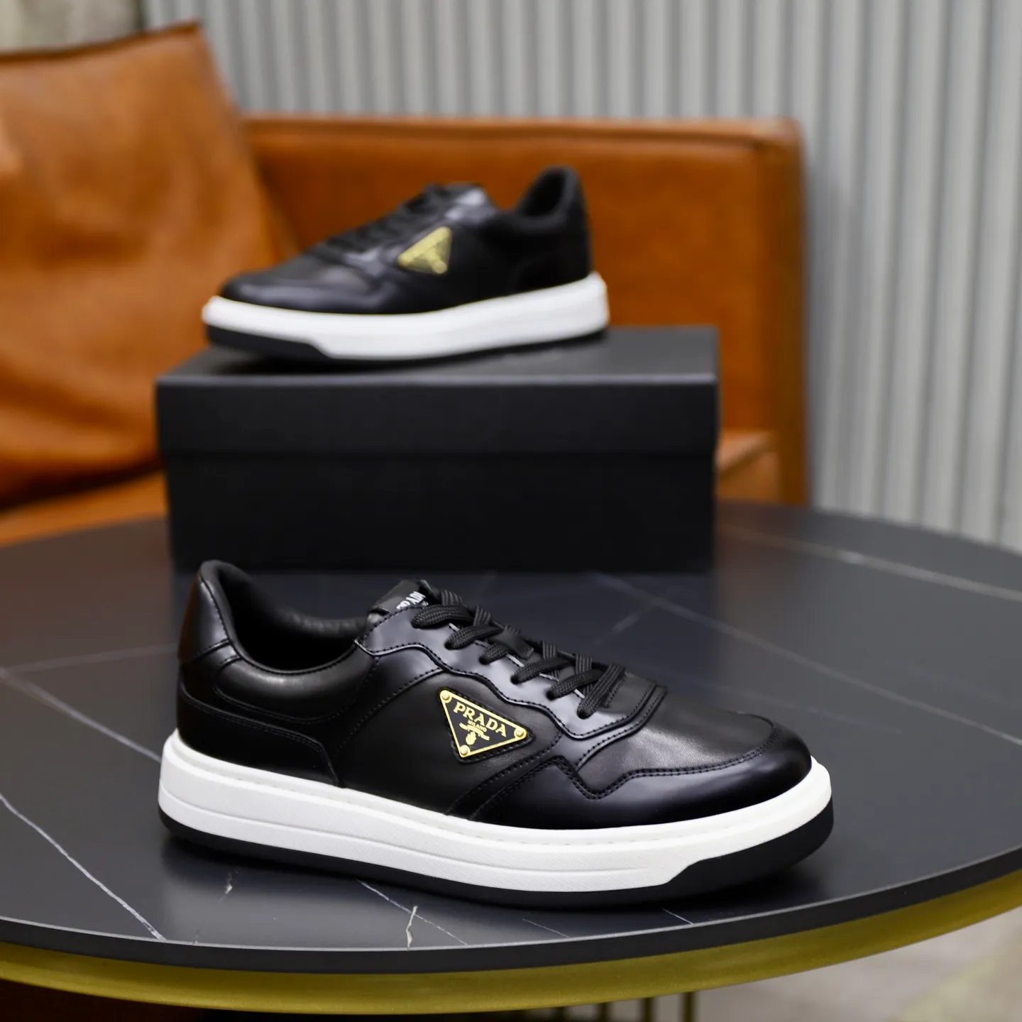 Factory price: 760💰Top original order Brand: PRADA (Prada) Standard code: Men's size 38/44 (45 can be customized) Grade: Same as the official website Material: Original cowhide stitching imported cowhide lining Original combination two-color wear-resistant soft outsole Style category: Leisure and sports version Young fashion European and American trend British style Color: Real picture color